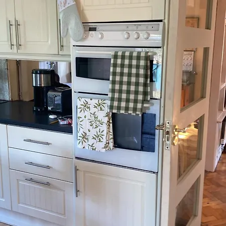 House Six Bed 4km From Centre