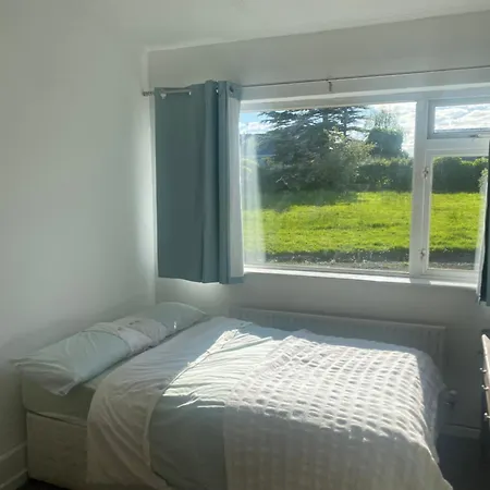 House Six Bed 4km From Centre בית נופש