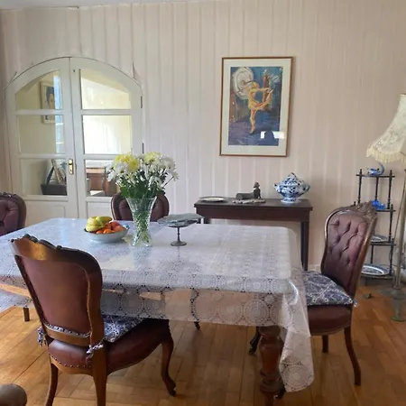 House Six Bed 4km From Centre Ferienhaus