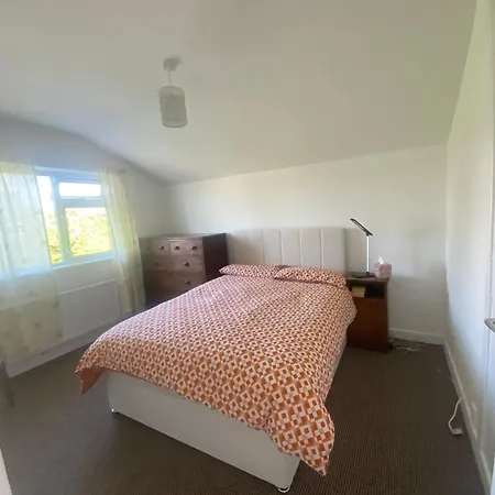 House Six Bed 4km From Centre *