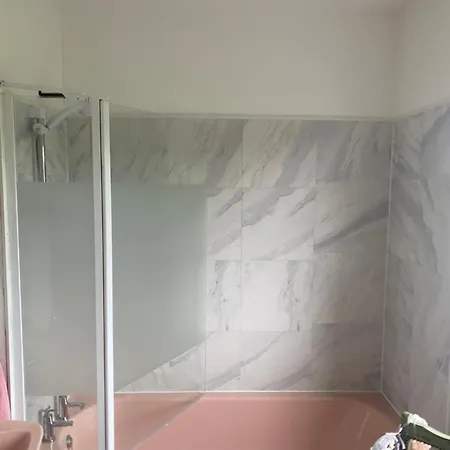 House Six Bed 4km From Centre בית נופש