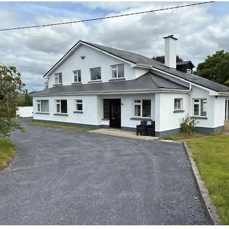 House Six Bed 4km From Centre