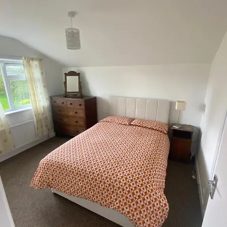 House Six Bed 4km From Centre Ferienhaus