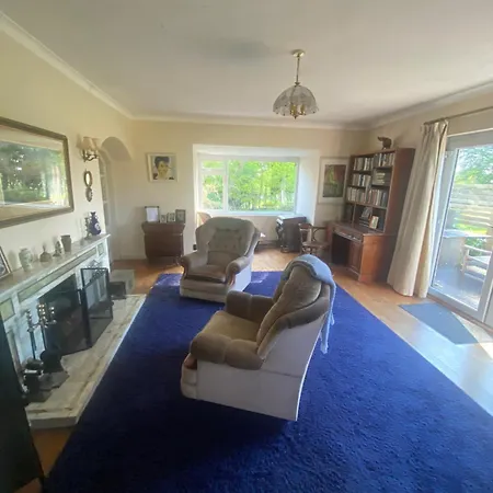 House Six Bed 4km From Centre Ferienhaus