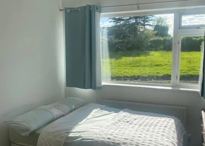 House Six Bed 4km From Centre בית נופש