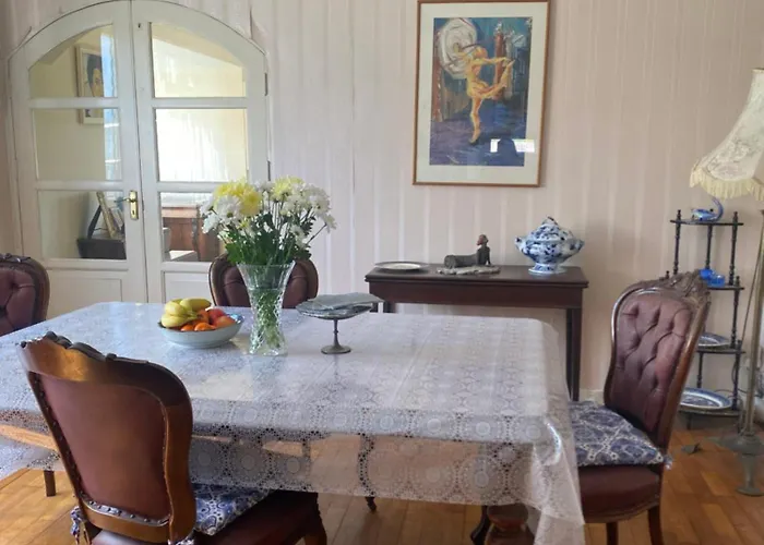 House Six Bed 4km From Centre 度假居