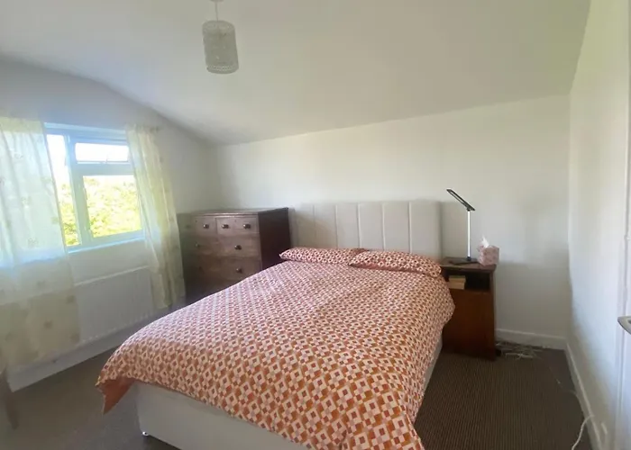 House Six Bed 4km From Centre *