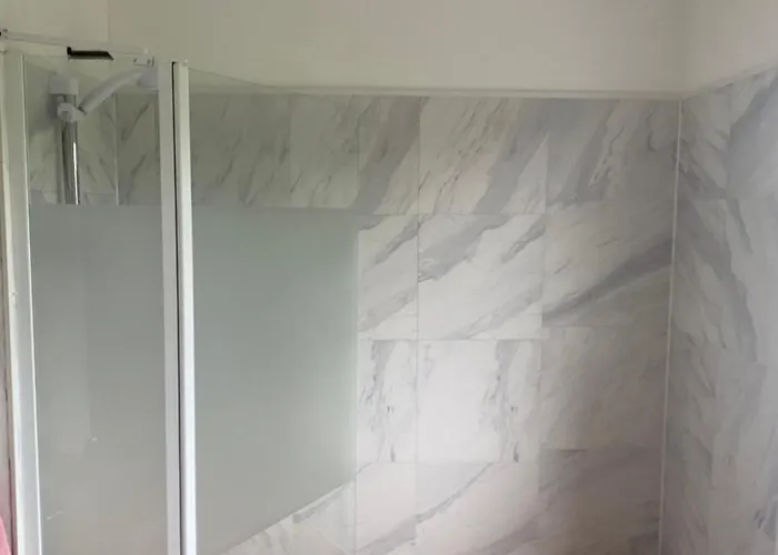 House Six Bed 4km From Centre 度假居